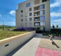 MODERNE A PRAKTICKY ZARIADENÝ 3 IZB. BYT V NOVOSTAVBE NA BOROCH. - Bytový komplex na Zdenky Schelingovej v Bratislave, Devínska Nová Ves, so zeleňou a ihriskom.