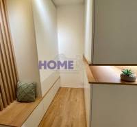 MODERNE A PRAKTICKY ZARIADENÝ 3 IZB. BYT V NOVOSTAVBE NA BOROCH. - Útulný interiér 3-izbového bytu s podlahou s dreveným dekorom a vstavaným nábytkom.