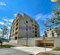 MODERNE A PRAKTICKY ZARIADENÝ 3 IZB. BYT V NOVOSTAVBE NA BOROCH. - Bytový dom na ulici Zdenky Schelingovej v Bratislave, Devínskej Novej Vsi, s garážovým vjazdom.