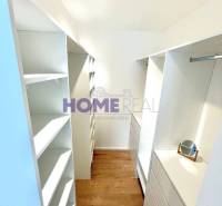 MODERNE A PRAKTICKY ZARIADENÝ 3 IZB. BYT V NOVOSTAVBE NA BOROCH. - Šatník v 3-izbovom byte s úložnými priestormi a podlahou s dreveným dekorom.