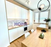 MODERNE A PRAKTICKY ZARIADENÝ 3 IZB. BYT V NOVOSTAVBE NA BOROCH. - Kuchyňa v 3-izbovom byte s bielymi skrinkami a podlahou s dreveným dekorom.