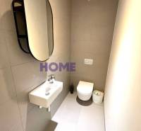 MODERNE A PRAKTICKY ZARIADENÝ 3 IZB. BYT V NOVOSTAVBE NA BOROCH. - Kúpeľňa v 3-izbovom byte so zrkadlom, umývadlom a závesnou toaletou.