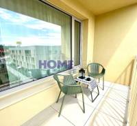 MODERNE A PRAKTICKY ZARIADENÝ 3 IZB. BYT V NOVOSTAVBE NA BOROCH. - Balkón s výhľadom, posedením a dekoračným stolíkom v 3-izbovom byte.