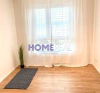 MODERNE A PRAKTICKY ZARIADENÝ 3 IZB. BYT V NOVOSTAVBE NA BOROCH. - Izba s podlahou s dreveným dekorom a bielymi záclonami v 3-izbovom byte.