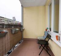 Predaj útulný 2 izbový byt, novostavba, super lokalita Jégeho ulica. - Balkón 2-izbového bytu na Jégeho 8 v Bratislave-Ružinove s kvetináčmi a stoličkami.