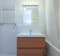 Predaj útulný 2 izbový byt, novostavba, super lokalita Jégeho ulica. - Kúpeľňa v 2-izbovom byte s umývadlom, zrkadlom a vaňou.