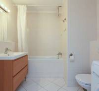 Predaj útulný 2 izbový byt, novostavba, super lokalita Jégeho ulica. - Kúpeľňa s vaňou, umývadlom, skrinkou, toaletou a práčkou v 2-izbovom byte.