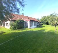 Ponúkame na predaj záhradný domček - Jasová - Rodinný dom v Jasovej s veľkou záhradou a stromami, ideálne pre relax a odpočinok.