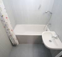 3-izb.byt v Dúbravke (Gallayova ul.) po rekonštrukcii s loggiou - Kúpeľňa s vaňou a umývadlom v 3-izbovom byte s dlažbou.