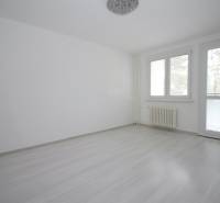 3-izb.byt v Dúbravke (Gallayova ul.) po rekonštrukcii s loggiou - Izba v 3-izbovom byte s podlahou s dreveným dekorom a veľkými oknami.