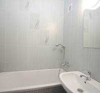 3-izb.byt v Dúbravke (Gallayova ul.) po rekonštrukcii s loggiou - Kúpeľňa v 3-izbovom byte s vaňou, umývadlom a zrkadlom, svetlé obklady.