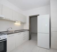 3-izb.byt v Dúbravke (Gallayova ul.) po rekonštrukcii s loggiou - Kuchyňa v 3-izbovom byte s bielymi skrinkami a bielou podlahou.