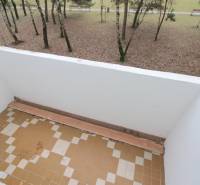 3-izb.byt v Dúbravke (Gallayova ul.) po rekonštrukcii s loggiou - Balkón 3-izbového bytu na Cabanovej ulici v Bratislave-Dúbravke s výhľadom na park.