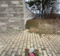 Predaj: Stavebný pozemok 400m2 v Bytči vo vilovej štvrti (MO) - Murovaný plot a betónová dlažba na pozemkoch na bývanie vo Veľkej Bytči.