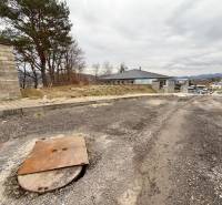 Predaj: Stavebný pozemok 400m2 v Bytči vo vilovej štvrti (MO) - Pozemky - bývanie na Veľkej Bytči, Bytča, s výhľadom na okolie a stromami.