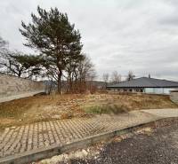 Predaj: Stavebný pozemok 400m2 v Bytči vo vilovej štvrti (MO) - Pozemok na bývanie vo Veľkej Bytči v meste Bytča s chodníkom a stromami.