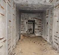 Predaj: Stavebný pozemok 400m2 v Bytči vo vilovej štvrti (MO) - Opustená betónová miestnosť s oknom, Pozemky - bývanie, Veľká Bytča, Bytča.