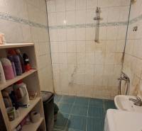 TOTO je Váš nový domov - 3 izbový byt Sereď  - Útulná kúpeľňa s práčkou, bielymi obkladačkami a poličkami, ideálna pre 3-izbový byt.