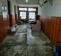 4.izb Rodinný Dom Centrum Chtelnica - Chodba v rodinnom dome s jednoduchým nábytkom, stenou s dřevěným obložením a loveckými trofejami.