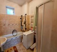 4.izb Rodinný Dom Centrum Chtelnica - Kúpeľňa s vaňou, sprchovým kútom a práčkou v rodinnom dome.