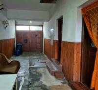 4.izb Rodinný Dom Centrum Chtelnica - Interiér rodinného domu so vstupnými dverami, stoličkou a dekoráciou na stenách.