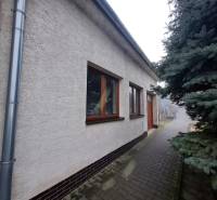 4.izb Rodinný Dom Centrum Chtelnica - Rodinný dom na Námestí 1. mája v Chtelnici s upraveným exteriérom a stromom.