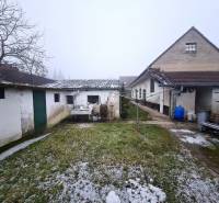 4.izb Rodinný Dom Centrum Chtelnica - Rodinný dom na Námestí 1. mája v Chtelnici s dvorom a prístavbami.