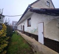 4.izb Rodinný Dom Centrum Chtelnica - Rodinný dom na Námestí 1. mája v Chtelnici s trávnatým dvorom a záhradnou zeleňou.