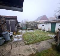 4.izb Rodinný Dom Centrum Chtelnica - Rodinný dom v Chtelnici na Námestí 1. mája so záhradou, šopou a odpadovými kontajnermi.