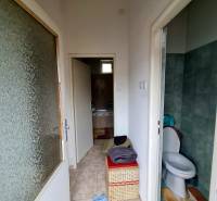 4.izb Rodinný Dom Centrum Chtelnica - Kúpeľňa a toaleta s dlažbou v rodinnom dome, s úložným košom.