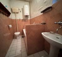 Predáme rodinný dom- Šurany, širšie centrum.  - Kúpeľňa v rodinnom dome s plynovým kotlom a keramickými kachličkami.