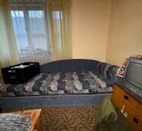 Predáme rodinný dom- Šurany, širšie centrum.  - Pohovka a televízor v izbe rodinného domu s vintage dekoráciou interiéru.