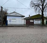 Predáme rodinný dom- Šurany, širšie centrum.  - Rodinný dom na Komenského ulici v Šuranoch, s bielou fasádou a škridlovou strechou.