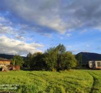 TURANY-stavebný pozemok o výmere 793 m2 - Zelená lúka, stromy, budova v pozadí, ideálna lokalita pre pozemky - bývanie.