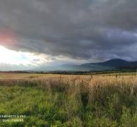 TURANY-stavebný pozemok o výmere 793 m2 - Trávnaté pozemky, ideálne na bývanie s výhľadom na kopce a dramatickú oblohu.