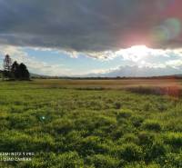 TURANY-stavebný pozemok o výmere 793 m2 - Rozsiahle zelené pozemky, ideálne pre bývanie, pod slnkom za oblakmi.