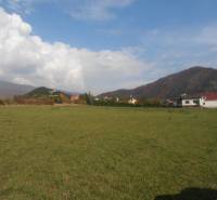 RATKOVO - pozemok 5260 m2,okr. Martin - Na obrázku je rozsiahly pozemok s výhľadom na hory, ideálny na bývanie.