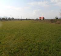 RATKOVO - pozemok 5260 m2,okr. Martin - Široká lúka pri ceste, vhodná na pozemky a bývanie, plná zelene a stromov.