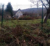 KONSKÉ - pozemok 1108 m2,okr. Martin  - Vidiecky dom obklopený zeleňou a stromami, ideálny na pozemky - bývanie.