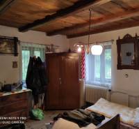 ČREMOŠNÉ-chalupa na pozemku 700m2   - Izba v rodinnom dome s dreveným stropom, skriňou a posteľou, retro nábytok.