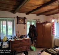 ČREMOŠNÉ-chalupa na pozemku 700m2   - Izba v rodinnom dome so starožitným nábytkom, dreveným stropom a rozličnými dekoráciami.