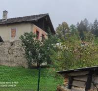 ČREMOŠNÉ-chalupa na pozemku 700m2   - Rodinný dom obklopený zeleňou, s ovocnými stromami a drevenou kôlňou na dedine.