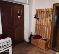 ČREMOŠNÉ-chalupa na pozemku 700m2   - Interiér rodinného domu s dverami, vešiakom a plynovým sporákom.