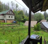 ČREMOŠNÉ-chalupa na pozemku 700m2   - Dvor s rodinným domom a záhradou obklopený prírodou, drevo na kúrenie.