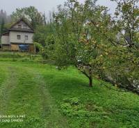 ČREMOŠNÉ-chalupa na pozemku 700m2   - Rodinný dom obklopený prírodou, ovocnými stromami a trávou, vytvára harmonické prostredie.