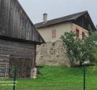 ČREMOŠNÉ-chalupa na pozemku 700m2   - Rodinný dom so starou drevenou stodolou, obklopený zeleňou a plotom.