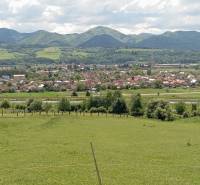 TURANY- krásna chata na pozemku 700m2 - Panoramatický pohľad na ulicu Černík s dedinou Chata obklopenou lúkami a horami.