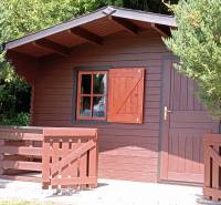 TURANY- krásna chata na pozemku 700m2 - Chata na ulici Černík obklopená zeleňou s dreveným plotom a oknom.