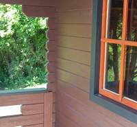 TURANY- krásna chata na pozemku 700m2 - Drevená chata s oknom a veranda na ulici Černík v prírodnej scenérii.