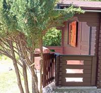 TURANY- krásna chata na pozemku 700m2 - Drevená chata pri ceste na ulici Černík, obklopená prírodou a zeleňou.